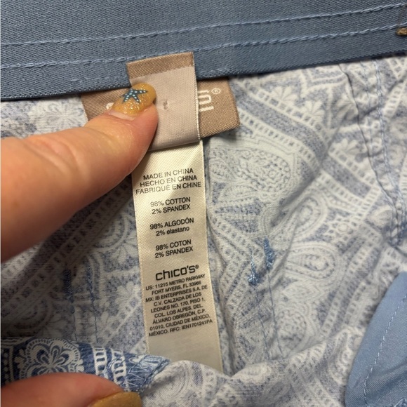 Chico’s Roll Tab Cargo Capri Pants Size 00 US 2 Stretch Coastal Blue Printed - Picture 7 of 8
